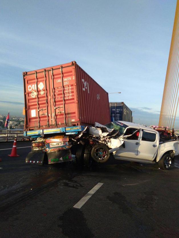 รถกระบะชนรถบรรทุก