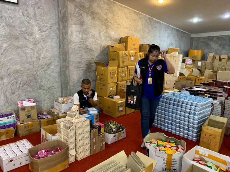 ราชินี บาร์เรียขายครื่องสำอางเถื่อน