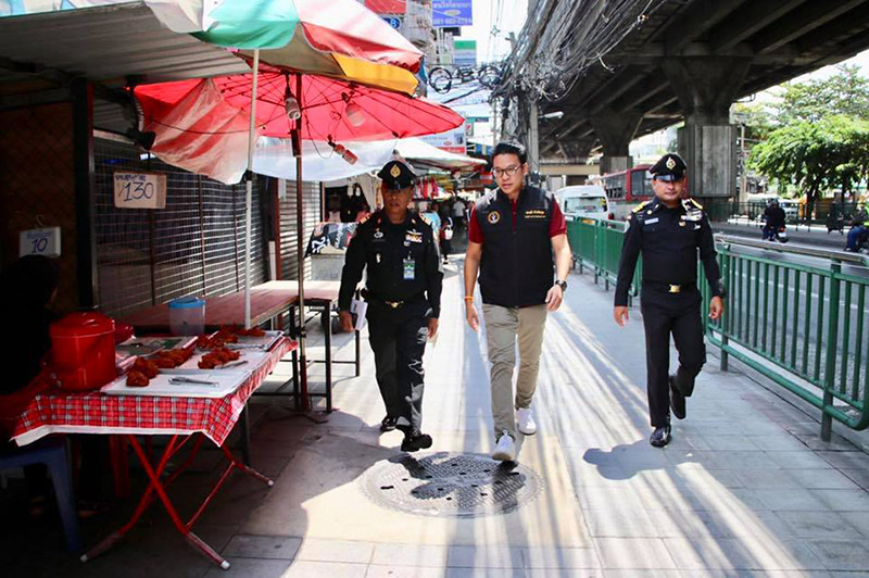 เทศกิจรับเงินพ่อค้า