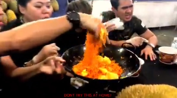 โชว์กินบะหมี่เผ็ดใส่ทุเรียน