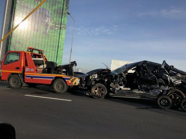 รถกระบะชนรถบรรทุก