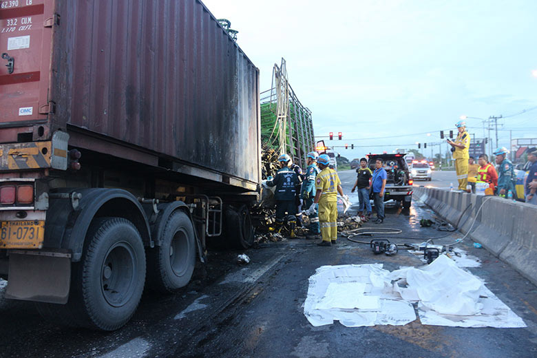 รถเทรลเลอร์ชนรถสิบล้อ