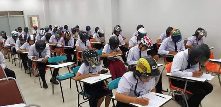 ใส่หมวกกันน็อกทำข้อสอบ