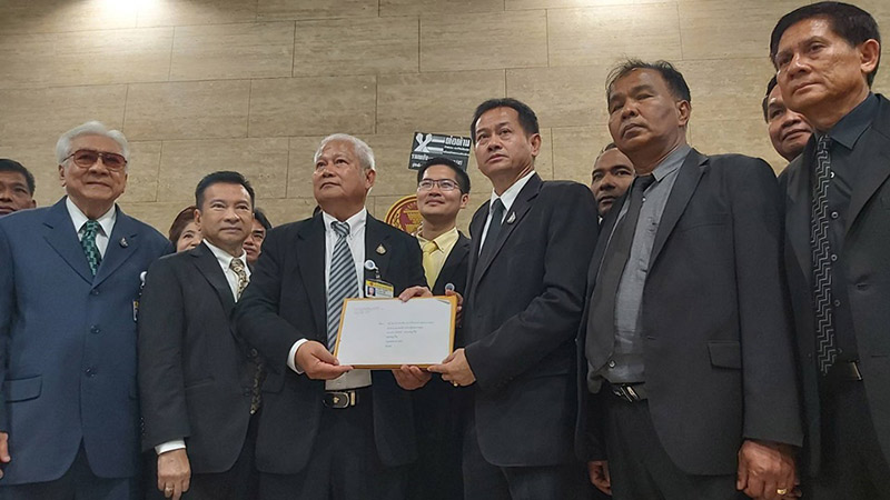 ครูแต่งดำ คัดค้าน พ.ร.บ.การศึกษา