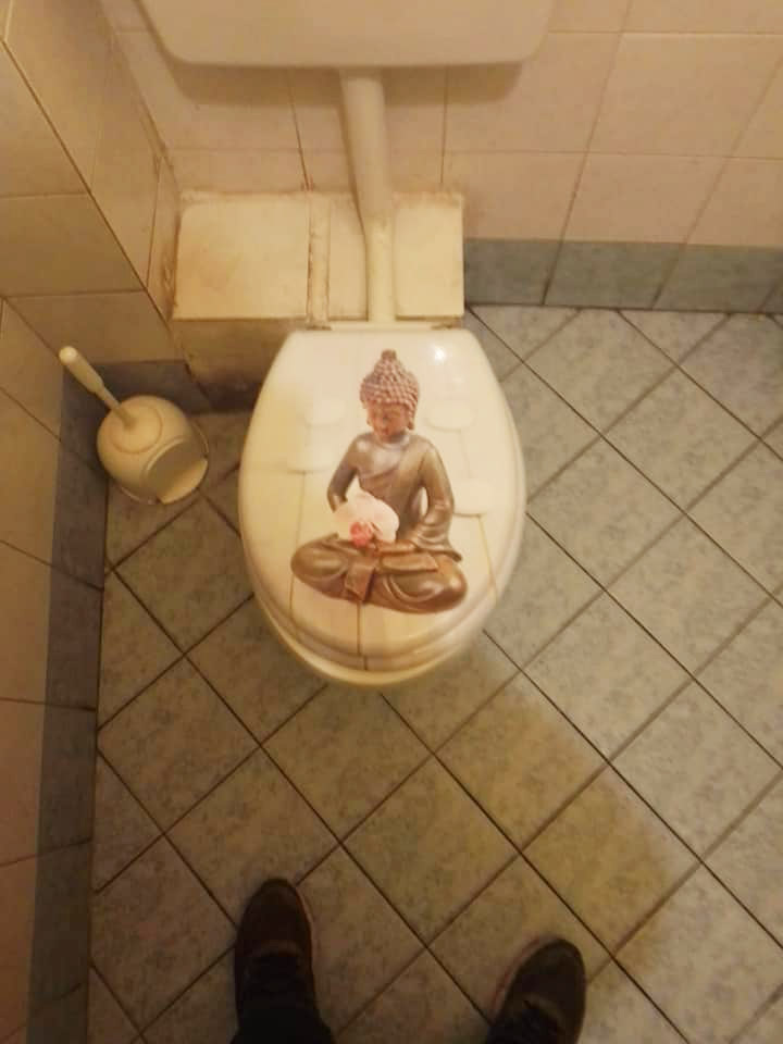 รูปพระบนชักโครก