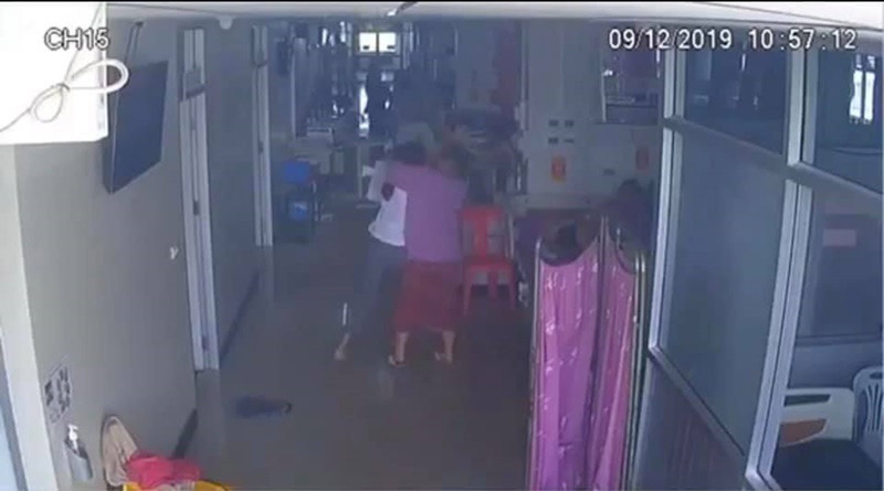 คนไข้แทงคอหมอ