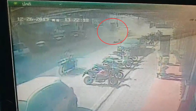 ฝาท่อระเบิดใส่สาวฟู้ดแพนด้า 