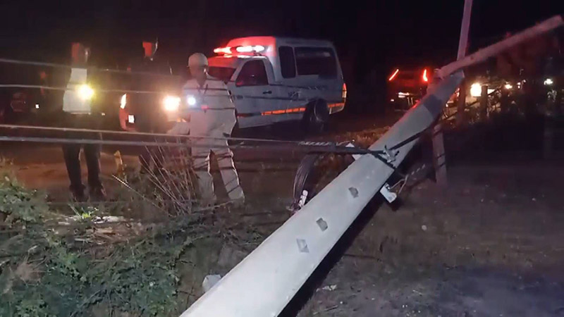 ทหารเรือขับรถชนเสาไฟ 