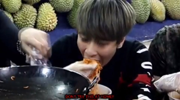 โชว์กินบะหมี่เผ็ดใส่ทุเรียน