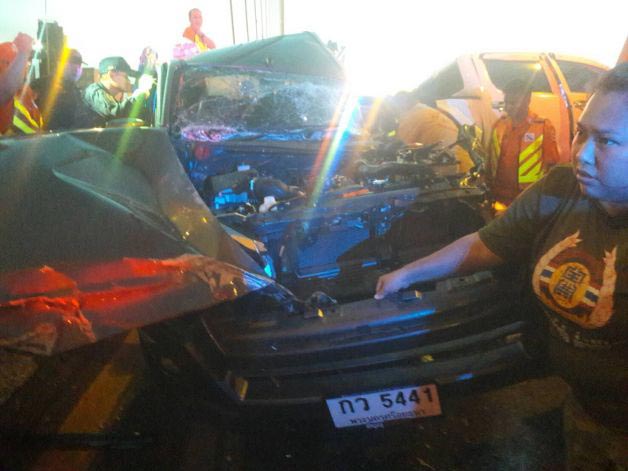 รถกระบะชนรถบรรทุก