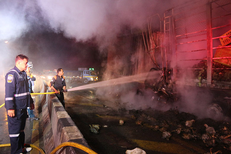 รถเทรลเลอร์ชนรถสิบล้อ