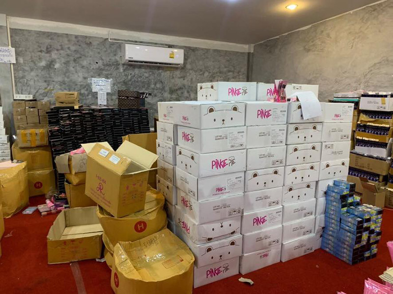 ราชินี บาร์เรียขายครื่องสำอางเถื่อน