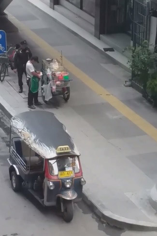 เทศกิจรับเงินพ่อค้า