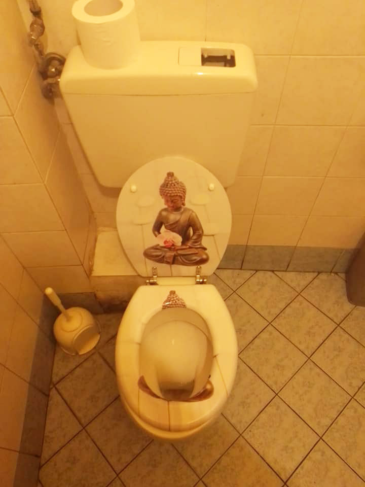 รูปพระบนชักโครก