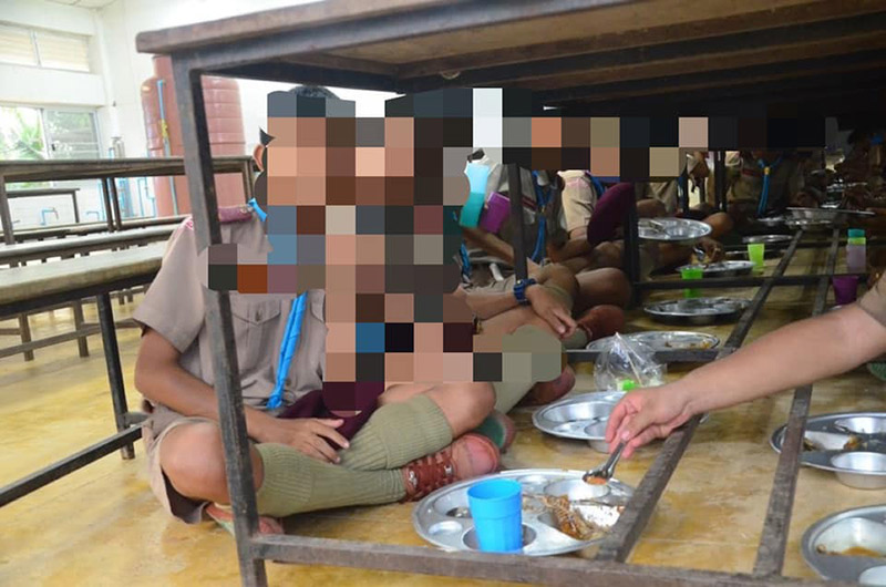 ทหารให้เด็กนั่งกินข้าวใต้โต๊ะ