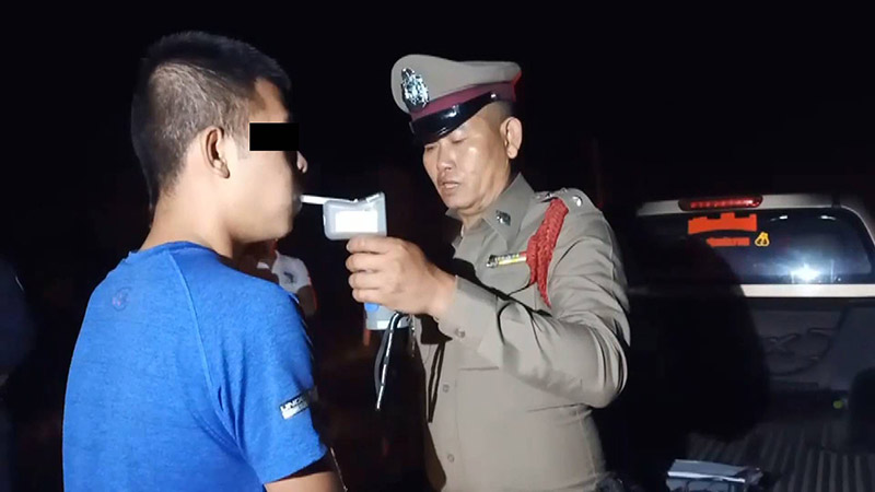 ทหารเรือขับรถชนเสาไฟ 