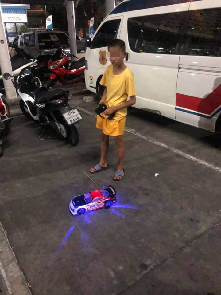 เด็กหนีออกมาจากสถานสงเคราะห์