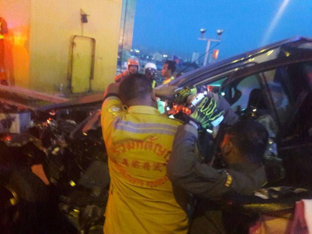 รถกระบะชนรถบรรทุก