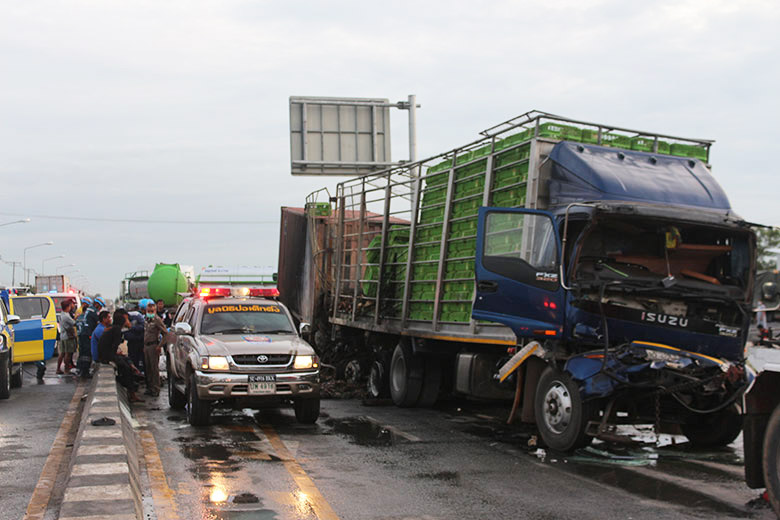 รถเทรลเลอร์ชนรถสิบล้อ