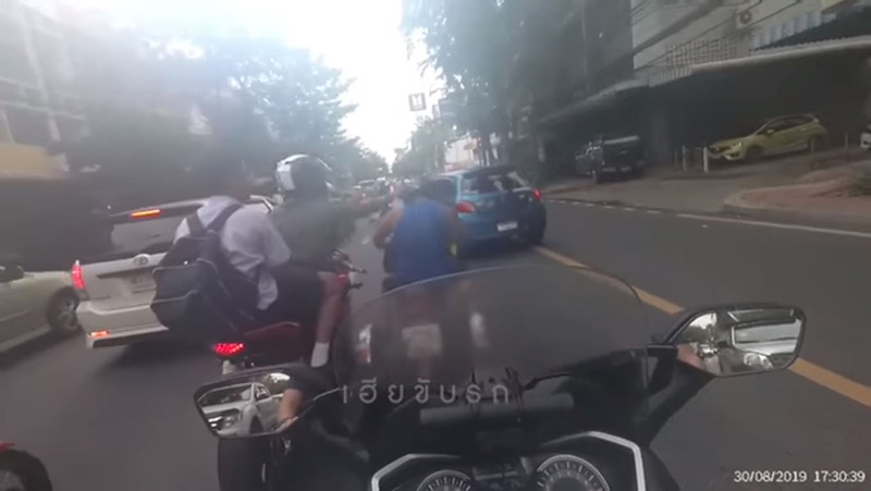 ขับรถปาดหน้า