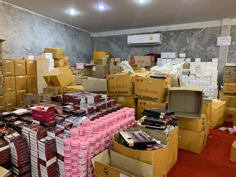 ราชินี บาร์เรียขายครื่องสำอางเถื่อน