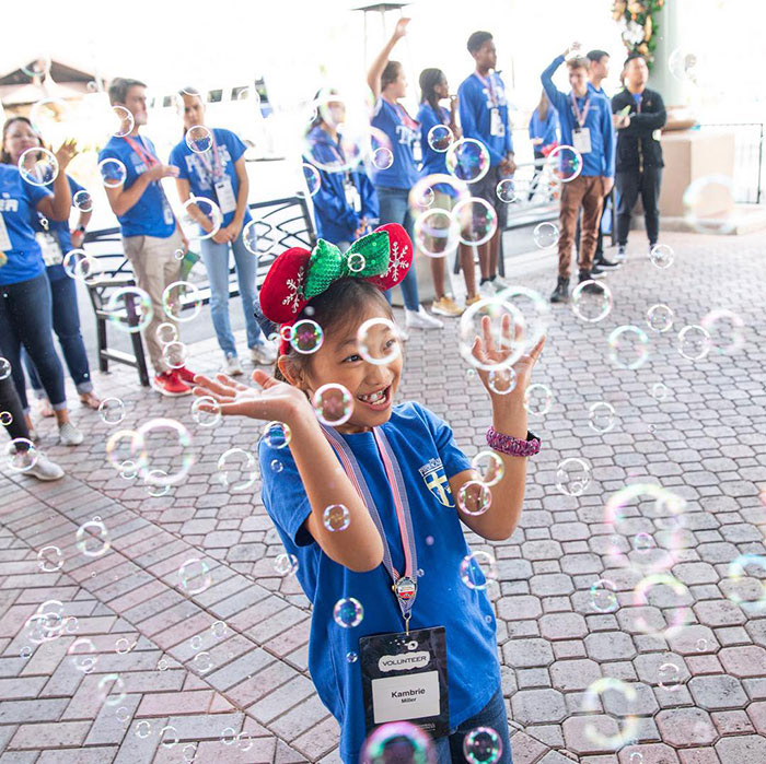 แกรี ซินิส ใจบุญ พาลูกทหารผ่านศึกเที่ยว