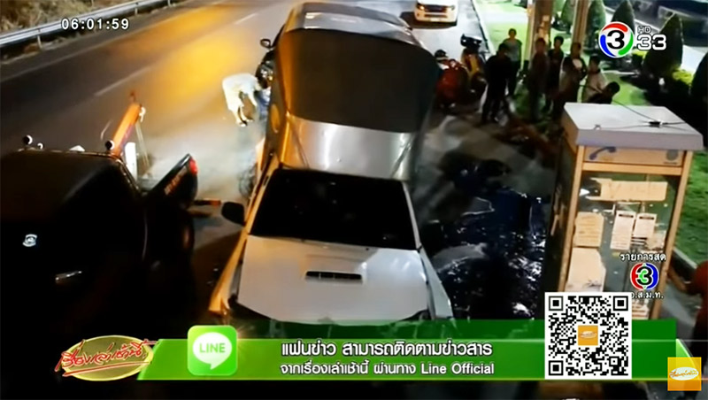 รถกระบะขึ้นสะพานลอย