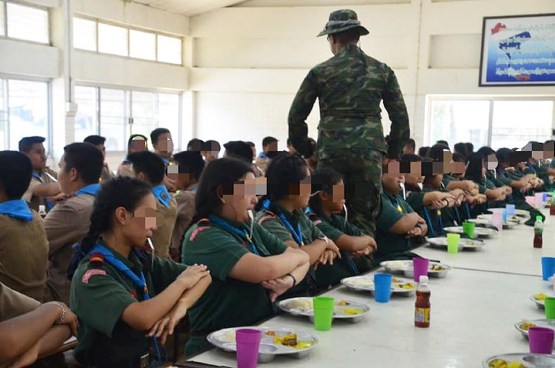 ทหารให้เด็กนั่งกินข้าวใต้โต๊ะ