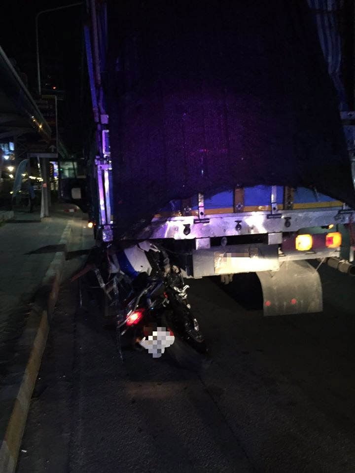 บิ๊กไบค์ชนสิบล้อ