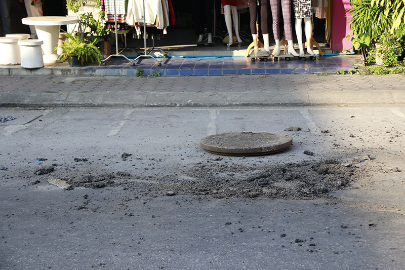 ฝาท่อระเบิดใส่สาวฟู้ดแพนด้า 