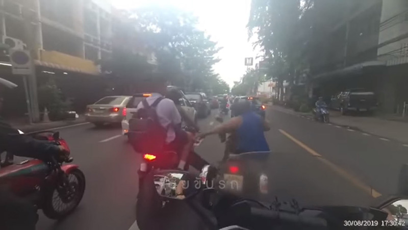 ขับรถปาดหน้า