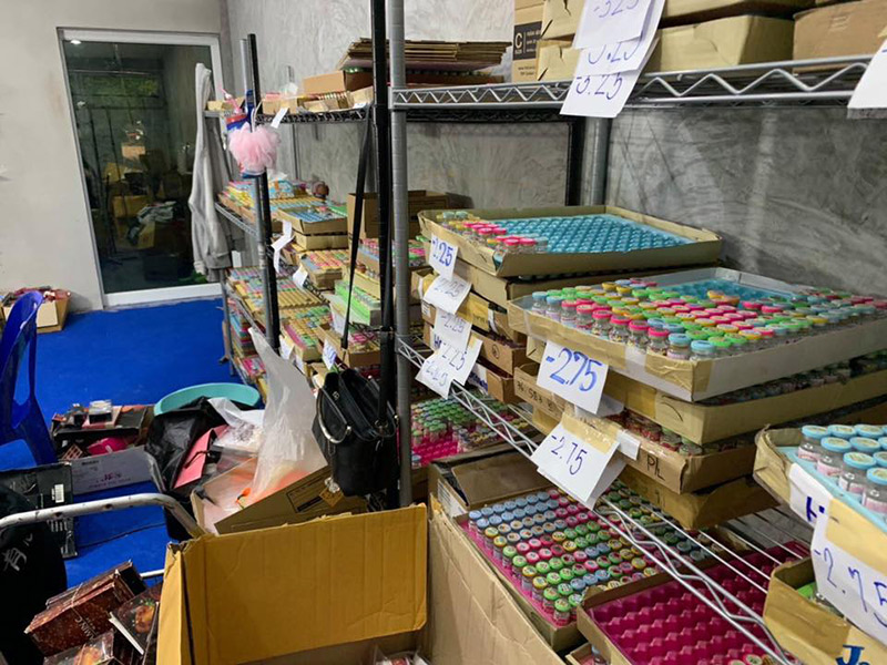 ราชินี บาร์เรียขายครื่องสำอางเถื่อน