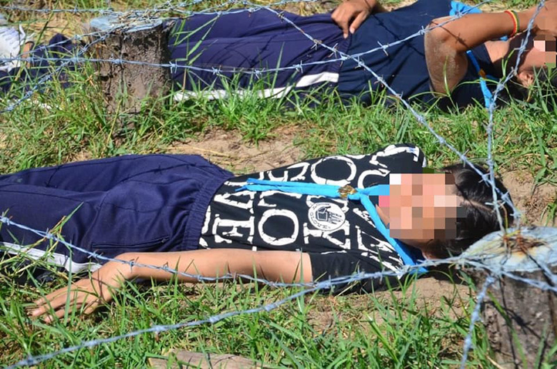 ทหารให้เด็กนั่งกินข้าวใต้โต๊ะ