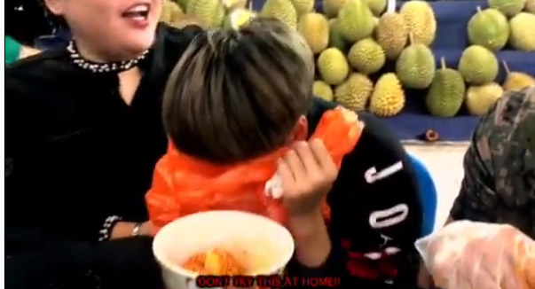 โชว์กินบะหมี่เผ็ดใส่ทุเรียน