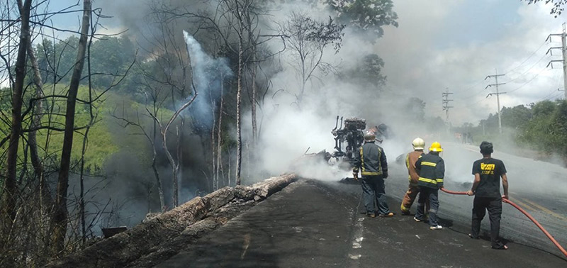 รถบรรทุกน้ำมันคว่ำ