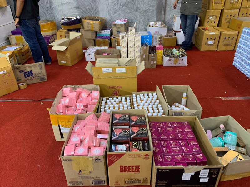 ราชินี บาร์เรียขายครื่องสำอางเถื่อน