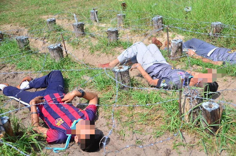 ทหารให้เด็กนั่งกินข้าวใต้โต๊ะ