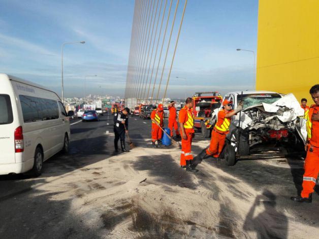 รถกระบะชนรถบรรทุก