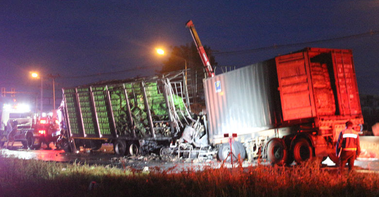 รถเทรลเลอร์ชนรถสิบล้อ