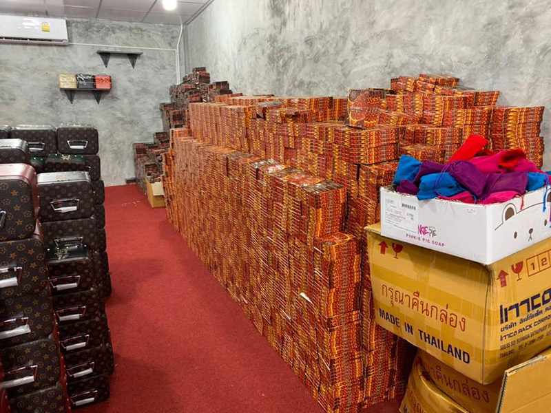 ราชินี บาร์เรียขายครื่องสำอางเถื่อน