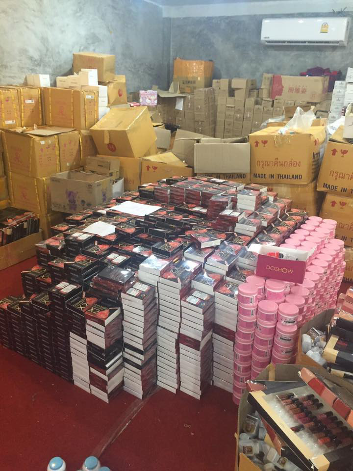 ราชินี บาร์เรียขายครื่องสำอางเถื่อน