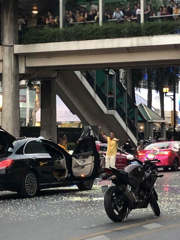 นักธุรกิจเทงูเห่าหน้าเซ็นทรัลเวิลด์