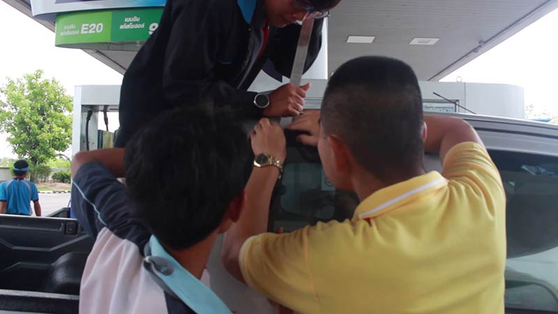 เด็กติดในรถ