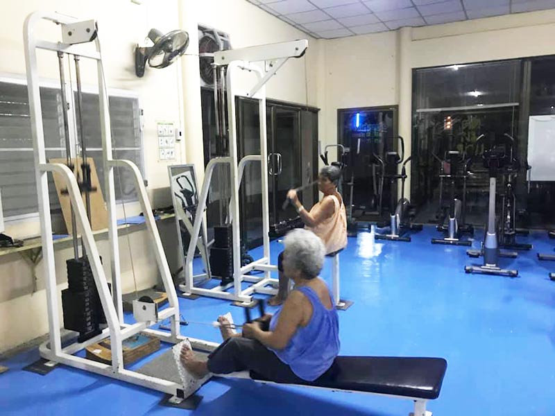 คนแก่ออกกำลังกาย