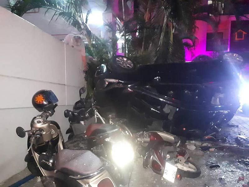 รถตกลานจอดรถ