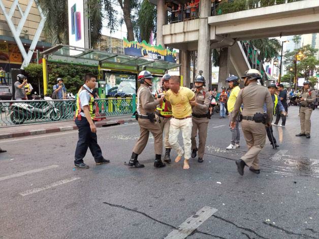 นักธุรกิจเทงูเห่าหน้าเซ็นทรัลเวิลด์