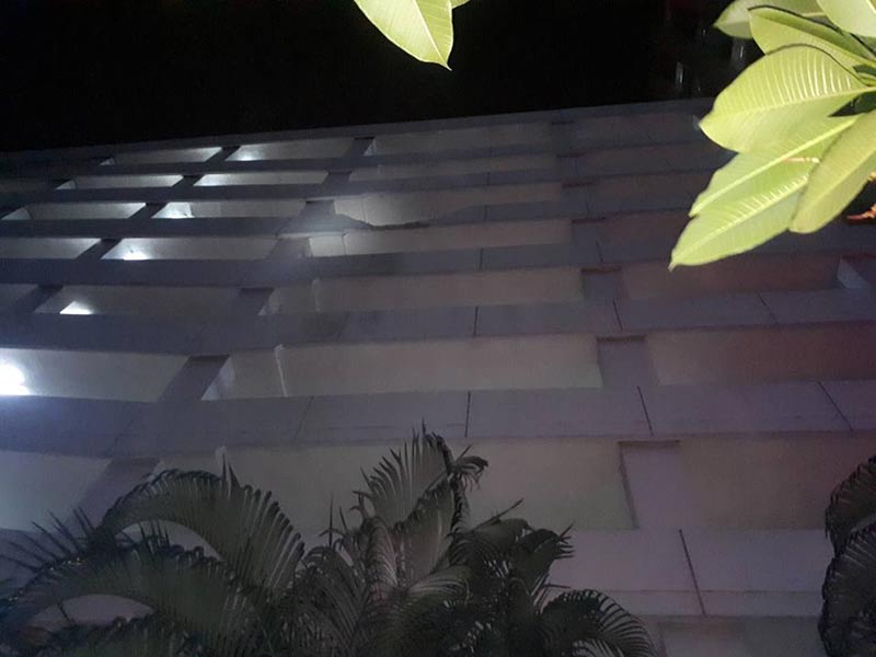 รถตกลานจอดรถ