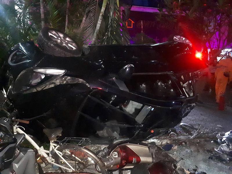 รถตกลานจอดรถ