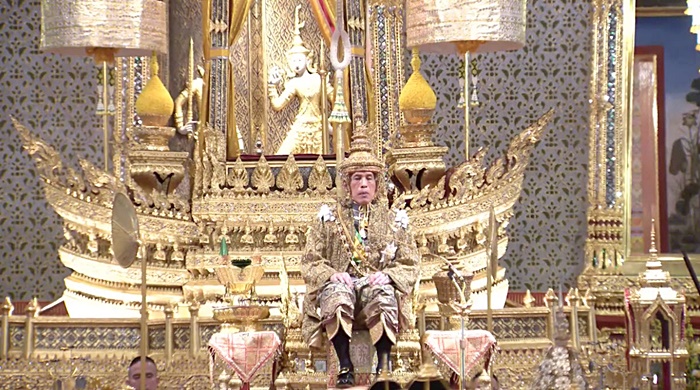 พระบาทสมเด็จพระเจ้าอยู่หัว เสด็จออกมหาสมาคม