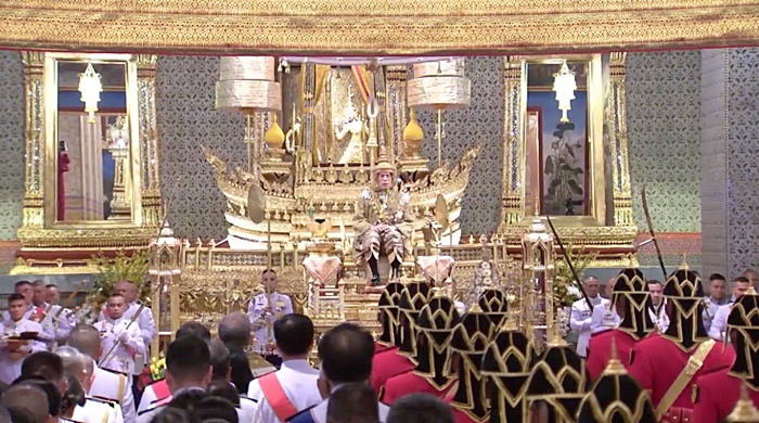 พระบาทสมเด็จพระเจ้าอยู่หัว เสด็จออกมหาสมาคม